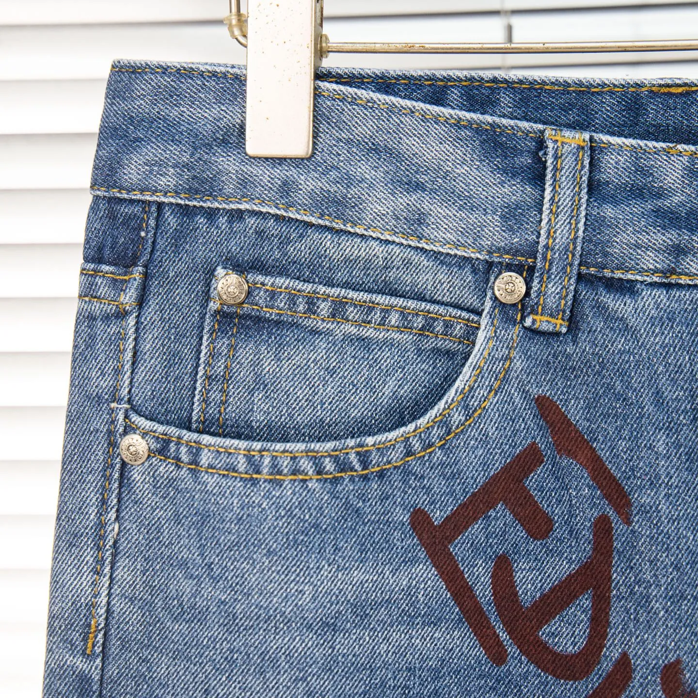 P240 Chrome hearts print stitching black leather classic washed jeans. Really restores the ultimate vintage texture. Three-dimensional version. Loose and comfortable, not picky on the figure. Looks taller and slimmer. Factory precision. Original factory quality control. Same style for men and women. Can be matched with couples. Versatile recommendation. Must-have jeans for all seasons. Fashionistas have been disappointed. From the quality selection of fabrics, the tailoring of details, and the matching of patterns, they are all impeccable! The upper body is so handsome when worn...it can be easily worn by men, women and children! The craftsmanship is made of heavy-duty washed pure cotton denim fabric. After washing, it is soft and thick. It is very stylish when worn on the body. Style number: 1760# Color: blue Size: 28 30 32 34 36